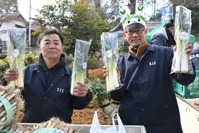 深谷ねぎまつりで深谷リーキを販売する持田代表（右）と菊池さん＝埼玉県深谷市で