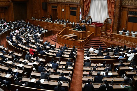 参院本会議で1回目の首相指名選挙開票作業を見守る議員ら＝国会内で2026年2月18日午後3時13分、平田明浩撮影