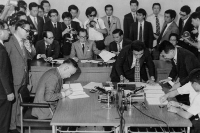 水俣病患者代表の東京交渉団（右側）とチッソが補償協定書を締結。正面中央は三木武夫環境庁長官（当時）＝東京都の環境庁で1973年7月9日