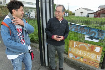 長らく障害者福祉に携わってきた渡辺哲久さん（右）。娘の命を奪った男性の出所を待っている＝奈良県三宅町で2025年11月6日午後4時35分、芝村侑美撮影
