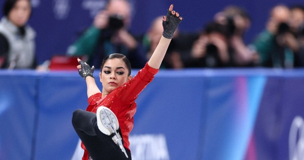 女子SPで演技するAINのアデリア・ペトロシャン＝ミラノ・アイススケートアリーナで2026年2月17日、猪飼健史撮影