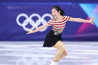 女子SPで演技する中井亜美＝ミラノ・アイススケートアリーナで2026年2月17日、猪飼健史撮影