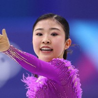 女子SPで演技する千葉百音＝ミラノ・アイススケートアリーナで2026年2月17日、猪飼健史撮影