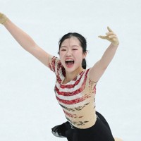女子SPで1本目のジャンプのトリプルアクセルが決まり笑顔を見せる中井亜美＝ミラノ・アイススケートアリーナで2026年2月17日、吉田航太撮影