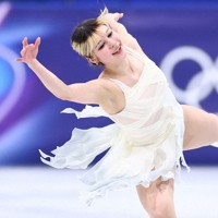 女子SPで演技する米国のアリサ・リュウ＝ミラノ・アイススケートアリーナで2026年2月17日、猪飼健史撮影