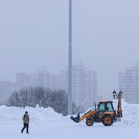 モスクワに掲げられたロシアの国旗＝2026年2月11日（ロイター＝共同）