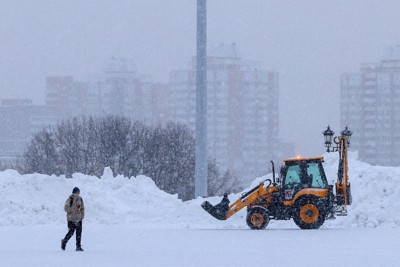 モスクワに掲げられたロシアの国旗＝2026年2月11日（ロイター＝共同）