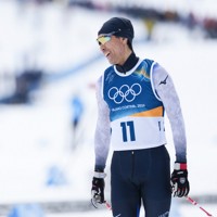 複合個人ノーマルヒル、後半距離でフィニッシュし笑顔を見せる渡部暁斗＝テーゼロ距離競技場で2026年2月11日、吉田航太撮影