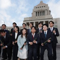 国会への初登院で議事堂前で写真に納まるチームみらいの議員たち＝国会内で2026年2月18日午前8時2分、後藤由耶撮影