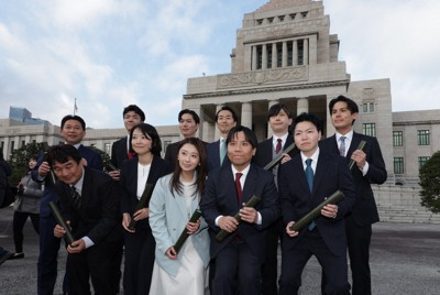 チームみらいが中道を逆転？　明暗くっきり政党支持率の推移