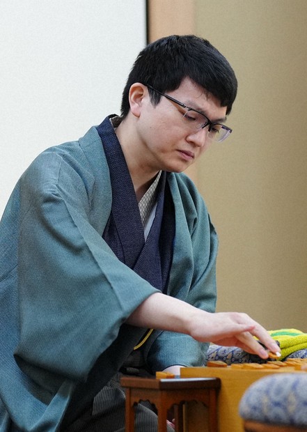 永瀬九段は自然な攻め 辛抱続く藤井王将 王将戦2日目午前の戦い | 毎日新聞