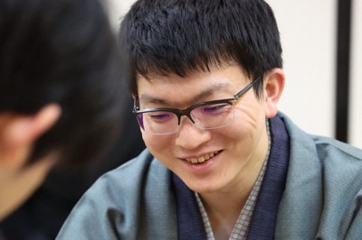第4局を制し、感想戦で対局を振り返る挑戦者の永瀬拓矢九段＝和歌山市の和歌山城ホールで2026年2月18日午後7時22分、西村剛撮影
