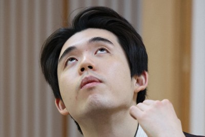 永瀬拓矢九段に敗れ、感想戦で対局を振り返る藤井聡太王将＝和歌山市の和歌山城ホールで2026年2月18日午後7時35分、西村剛撮影