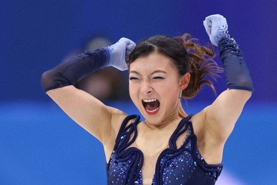 女子SPの演技を終えて拳を握る坂本花織＝ミラノ・アイススケートアリーナで2026年2月17日、猪飼健史撮影