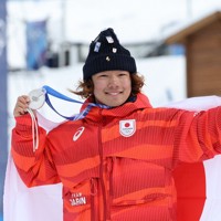 スノーボード男子スロープスタイル、銀メダルとなり表彰式で笑顔を見せる長谷川帝勝＝リビーニョ・スノーパークで2026年2月18日、滝川大貴撮影