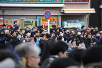 People hold smartphones up toward Prime Minister Sanae Takaichi during a campaign speech for the lower house election, in Tokyo's Kita Ward on Feb. 7, 2026. (Mainichi/Ryoma Hara)