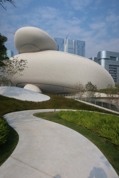 建築 深圳湾文化広場 未来的な「原始の石」＝評・五十嵐太郎 | 毎日新聞
