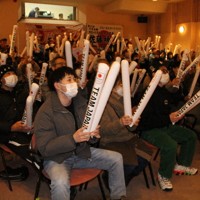 スティックバルーンで佐藤綾乃選手を応援する町民ら＝厚岸町で2026年2月18日、本間浩昭撮影