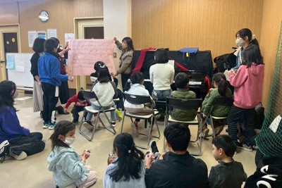 昨年12月16日に開催された「お楽しみ会」の様子。上智短大の学生によるピアノ伴奏に合わせて日本語で合唱する子どもたち