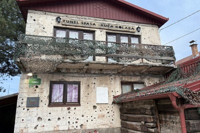 「サラエボ・トンネル博物館」の建物外壁にはおびただしい数の弾痕が今も残る＝ザグレブで