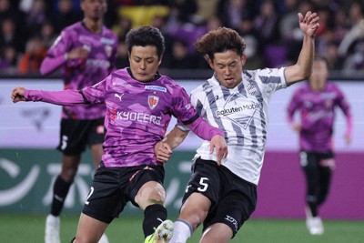 シュートを放つ神戸の郷家友太選手（右）＝サンガスタジアムbyKYOCERAで2026年2月6日、いずれも中川祐一撮影