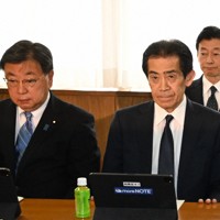 自民党臨時総務会に臨む松野博一氏（左）と西村康稔氏（右奥）＝同党本部で2026年2月19日午前11時、平田明浩撮影
