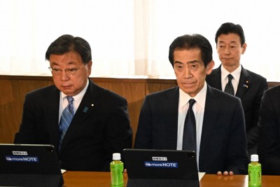 自民党臨時総務会に臨む松野博一氏（左）と西村康稔氏（右奥）＝同党本部で2026年2月19日午前11時、平田明浩撮影