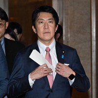 参院議院運営委員会理事会を終え、国会内を歩く佐藤啓官房副長官＝国会内で2026年2月19日午後2時半、平田明浩撮影