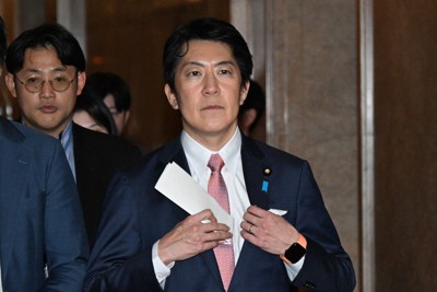 参院議院運営委員会理事会を終え、国会内を歩く佐藤啓官房副長官＝国会内で2026年2月19日午後2時半、平田明浩撮影