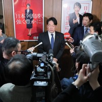会合後、記者の質問に答える自民党の小野寺五典安保調査会長＝自民党本部で2026年2月19日午後3時5分、和田大典撮影