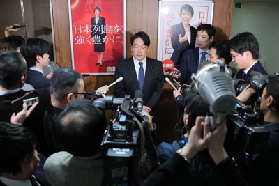 会合後、記者の質問に答える自民党の小野寺五典安保調査会長＝自民党本部で2026年2月19日午後3時5分、和田大典撮影