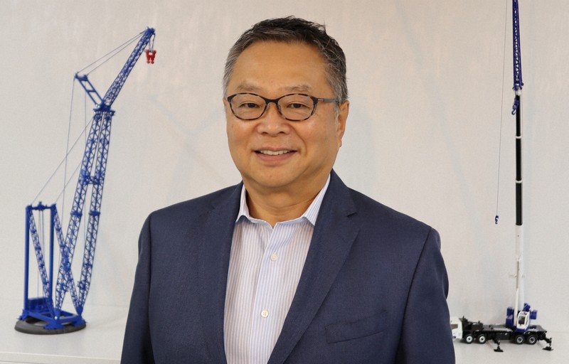 タダノの建設用クレーンのミニチュアの前に立つ氏家俊明社長＝東京都中央区で、山越峰一郎撮影