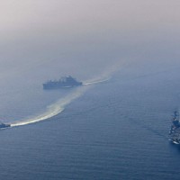アラビア海で演習をする米空母エーブラハム・リンカーンなど＝2026年2月6日、米海軍提供・ロイター