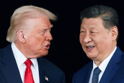 トランプ米大統領（左）と中国の習近平国家主席＝韓国・釜山で2025年10月30日、ロイター