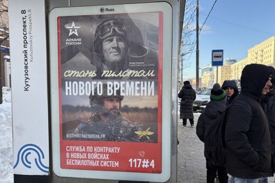 ロシア軍の無人機部隊の契約兵を募集するバス停の広告＝モスクワで2026年1月31日、真野森作撮影