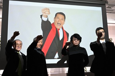 バーチャル映像の「AI猪木」とともに拳を振り上げる開発関係者ら＝東京都千代田区で2026年2月19日午後2時24分、山口智撮影