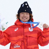 スノーボード男子スロープスタイルで銀メダルとなり表彰式で笑顔を見せる長谷川帝勝＝リビーニョ・スノーパークで2026年2月18日、滝川大貴撮影
