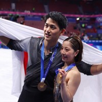 フィギュアスケートのペアで金メダルを獲得した「りくりゅう」こと三浦璃来、木原龍一組＝ミラノ・アイススケートアリーナで2026年2月16日、猪飼健史撮影