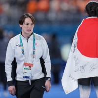 女子1000メートルで3位となった高木美帆（右）に声をかけるウイリアムソン師円コーチ＝ミラノ・スピードスケート競技場で2026年2月9日、貝塚太一撮影