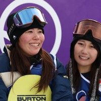 スノーボード女子スロープスタイルでの金メダル獲得に涙を見せる深田茉莉（左）と銅メダルを獲得した村瀬心椛＝リビーニョ・スノーパークで2026年2月18日、滝川大貴撮影