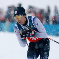 ノルディックスキー複合男子団体スプリント、後半距離で滑走する渡部暁斗＝テーゼロ距離競技場で2026年2月19日、ロイター