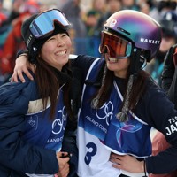 スノーボード女子スロープスタイル決勝、3回目を終え喜ぶ深田茉莉（左）と村瀬心椛＝リビーニョ・スノーパークで2026年2月18日、滝川大貴撮影