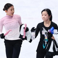 女子フリーを翌日に控え、公式練習に臨む中井亜美（右）と千葉百音＝ミラノ・アイススケートアリーナで2026年2月18日、猪飼健史撮影
