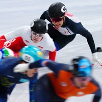 男子500メートル準々決勝で滑走する吉永一貴（奥）＝ミラノ・アイススケートアリーナで2026年2月18日、貝塚太一撮影
