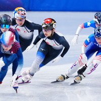 女子3000メートルリレー順位決定戦で滑走する金井莉佳（中央奥）と中島未莉（中央）＝ミラノ・アイススケートアリーナで2026年2月18日、貝塚太一撮影
