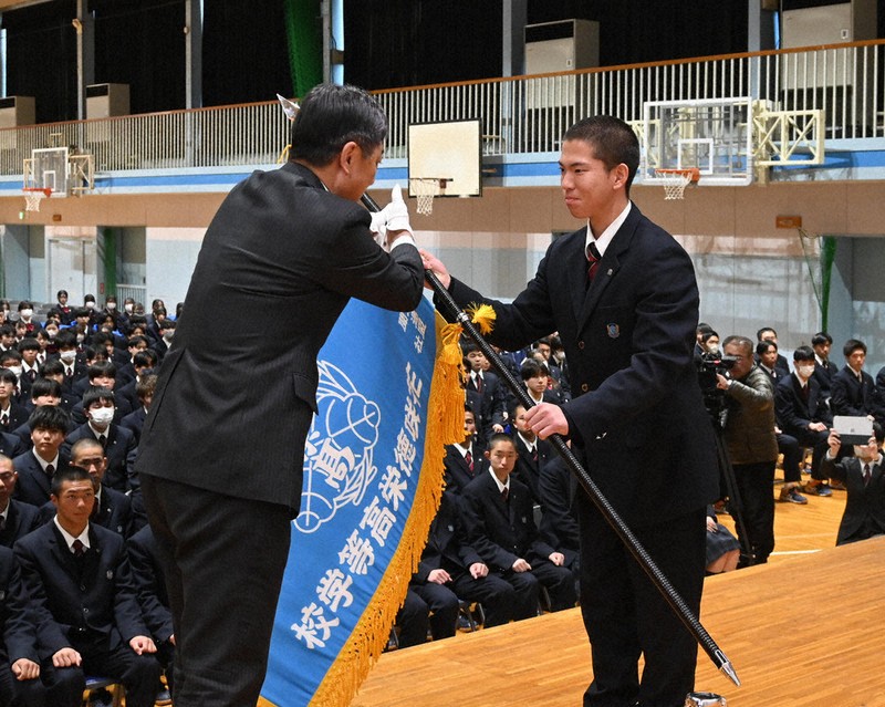 センバツ高校野球 花咲徳栄「V目指す」 センバツ旗授与 生徒1200人