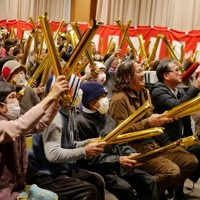 PVで深田茉莉選手を応援する市民ら＝愛知県みよし市で（同市提供）