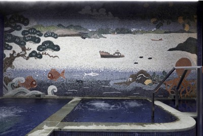 「yubune」の浴室「陽凪」（hinagi）の壁画。青い空の下で陽光を浴びる柑橘類と海のいきものたちが描かれている＝広島県尾道市で、佐藤賢二郎撮影