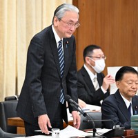 衆院憲法審査会長に選ばれ、一礼する自民党の古屋圭司氏＝国会内で2026年2月20日午後0時25分、平田明浩撮影