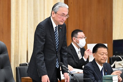 衆院憲法審査会長に選ばれ、一礼する自民党の古屋圭司氏＝国会内で2026年2月20日午後0時25分、平田明浩撮影